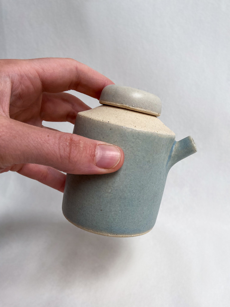 Oil or soya sauce pourer